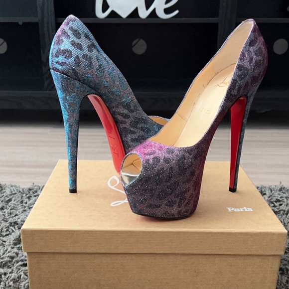 Christian Louboutin Authentic Red Bottoms - Picture 3 of 7